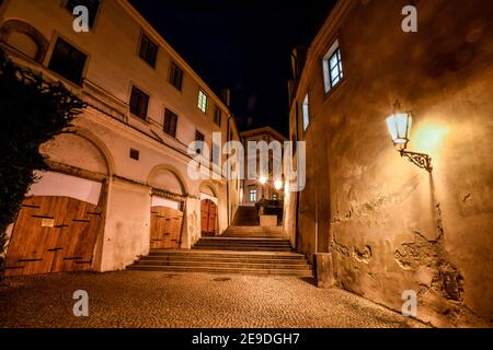 Leerstehende Straße mit Beleuchtung Straßenlaterne in Prag`s Altstadt in Die Nacht Stockfoto